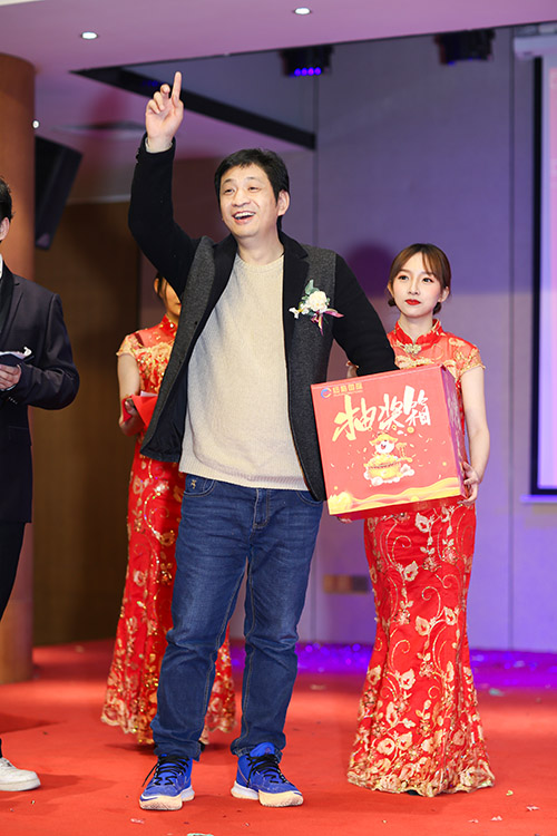 董事長(zhǎng)抽一等獎(jiǎng)和特等獎(jiǎng)，，，，獎(jiǎng)金4位數(shù)三名。